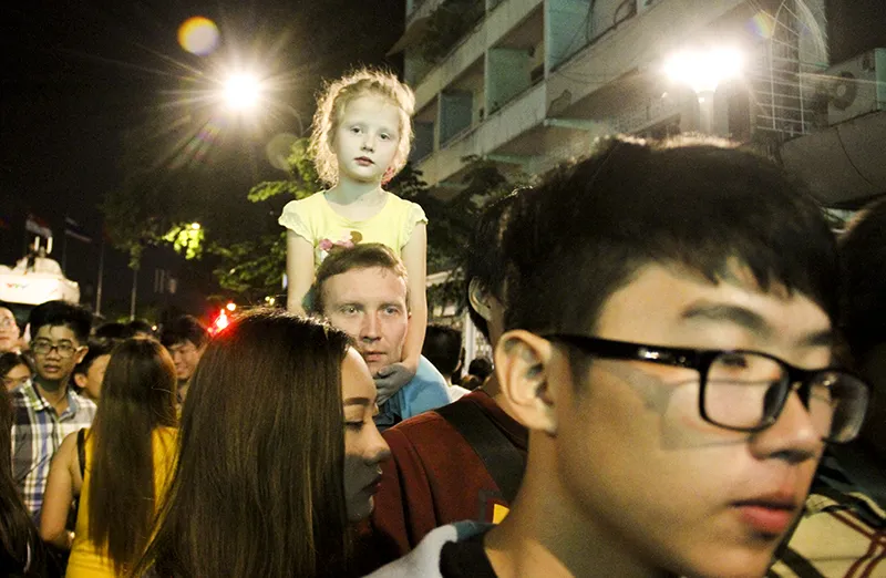 “Bố ơi! Mình đi xem pháo hoa nhé!“ ảnh 9